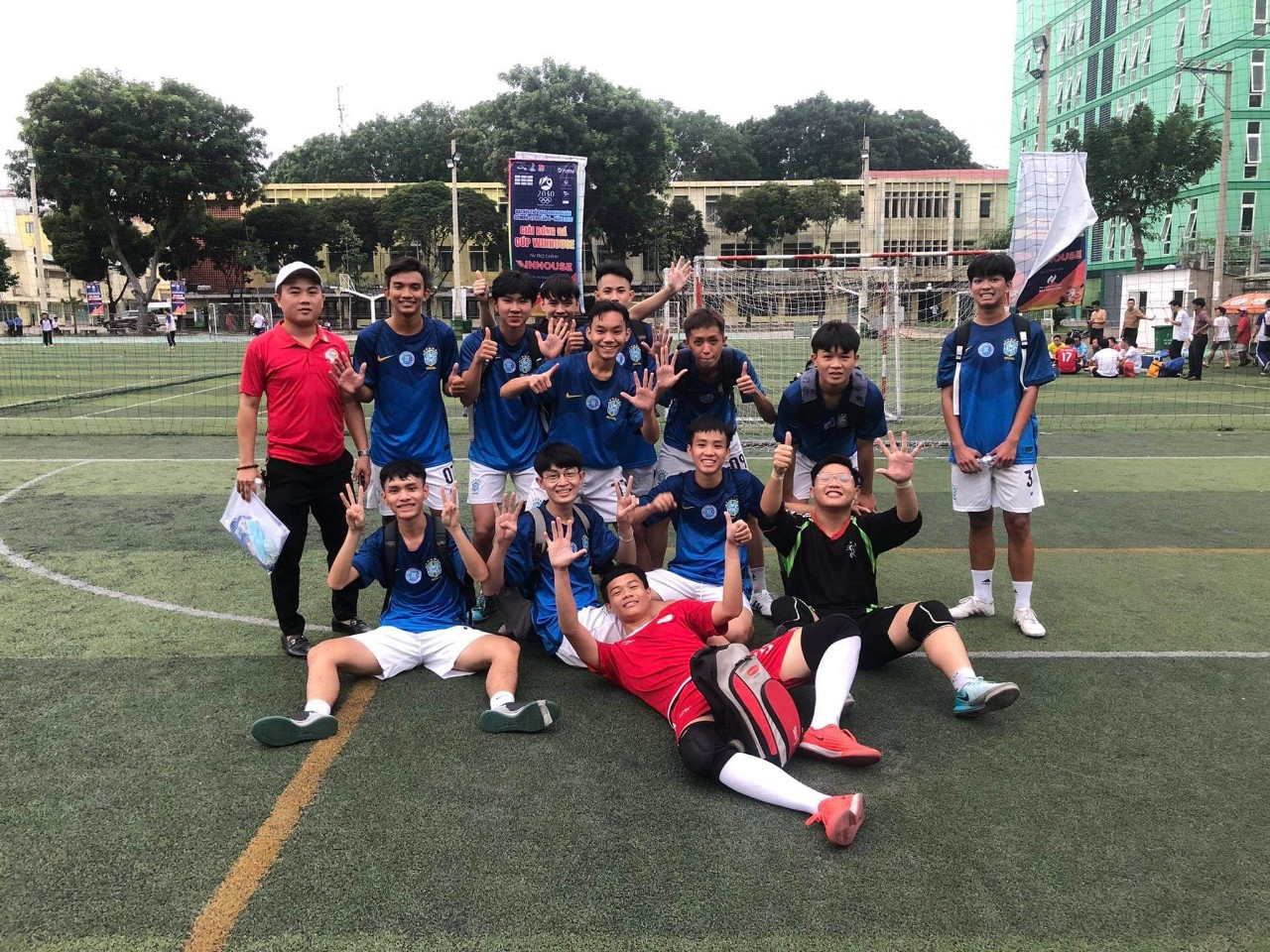 Tham gia thi đấu giải bóng đá Học sinh – Sinh viên Quận 7.