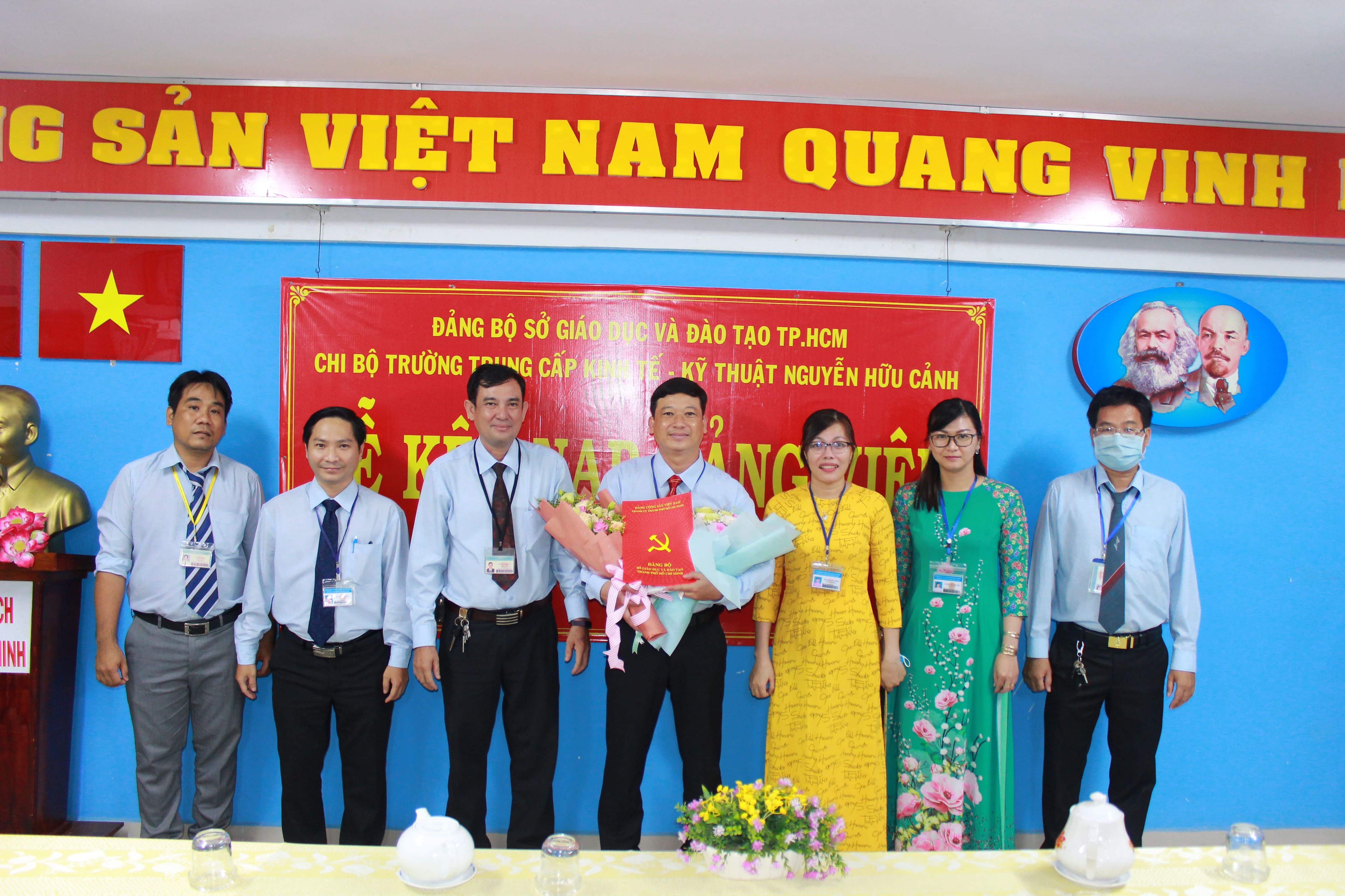 Lễ kết nạp Đảng đồng chí Võ Minh Thuận