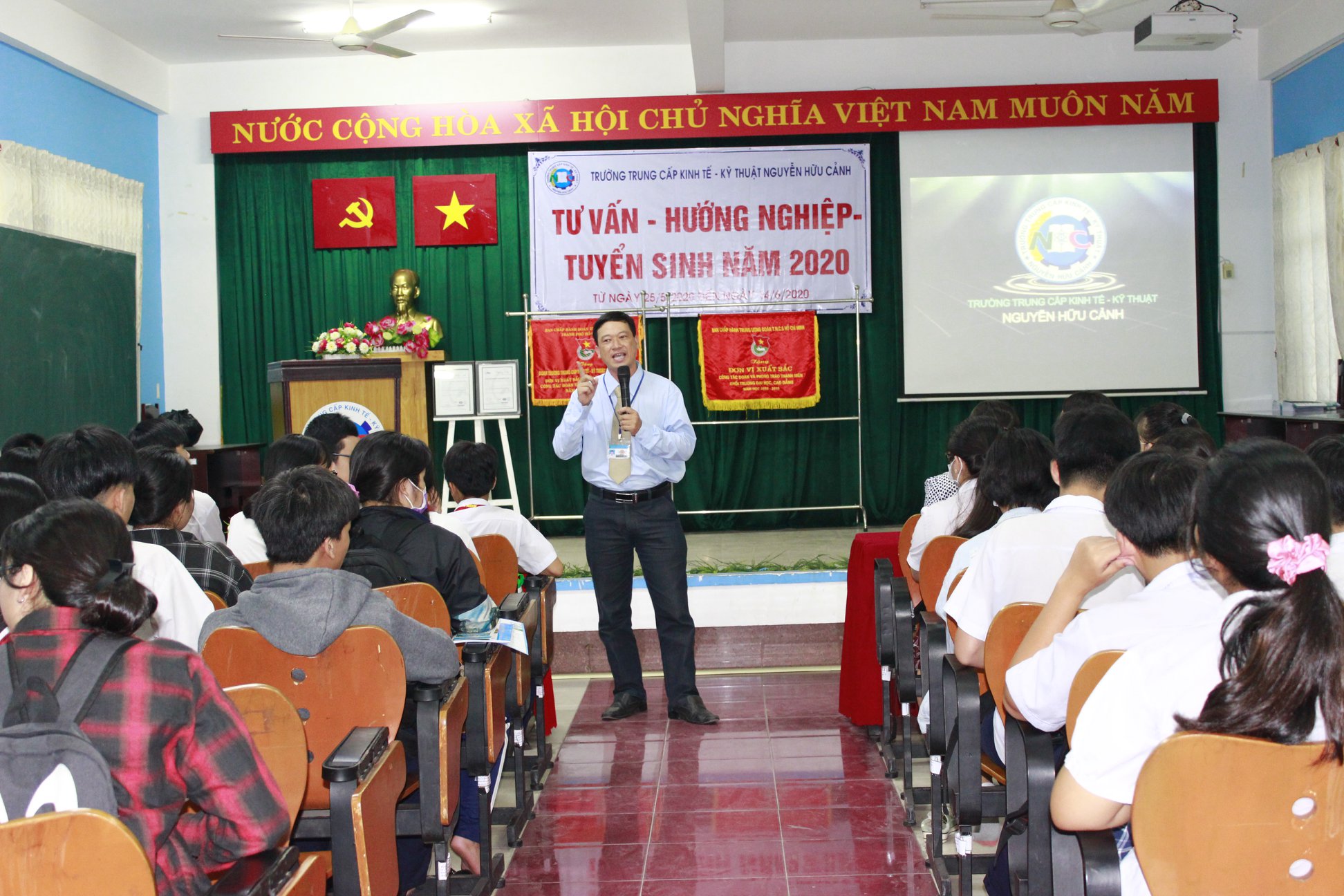 Đón tiếp học sinh trường THCS Lê Văn Hưu và THCS Nguyễn Hiền đến trường tham dự "Tư vấn - Hướng nghiệp - Tuyển sinh" năm 2020