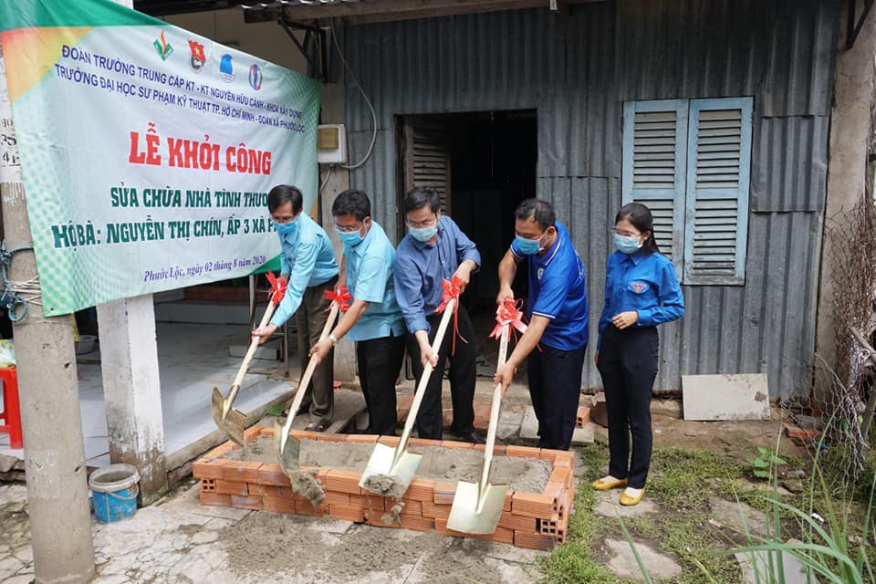 Lễ khởi công sửa chữa nhà tình thương hộ bà Nguyễn Thị Chín. Ấp 3, xã Phước Lộc, huyện Nhà Bè.