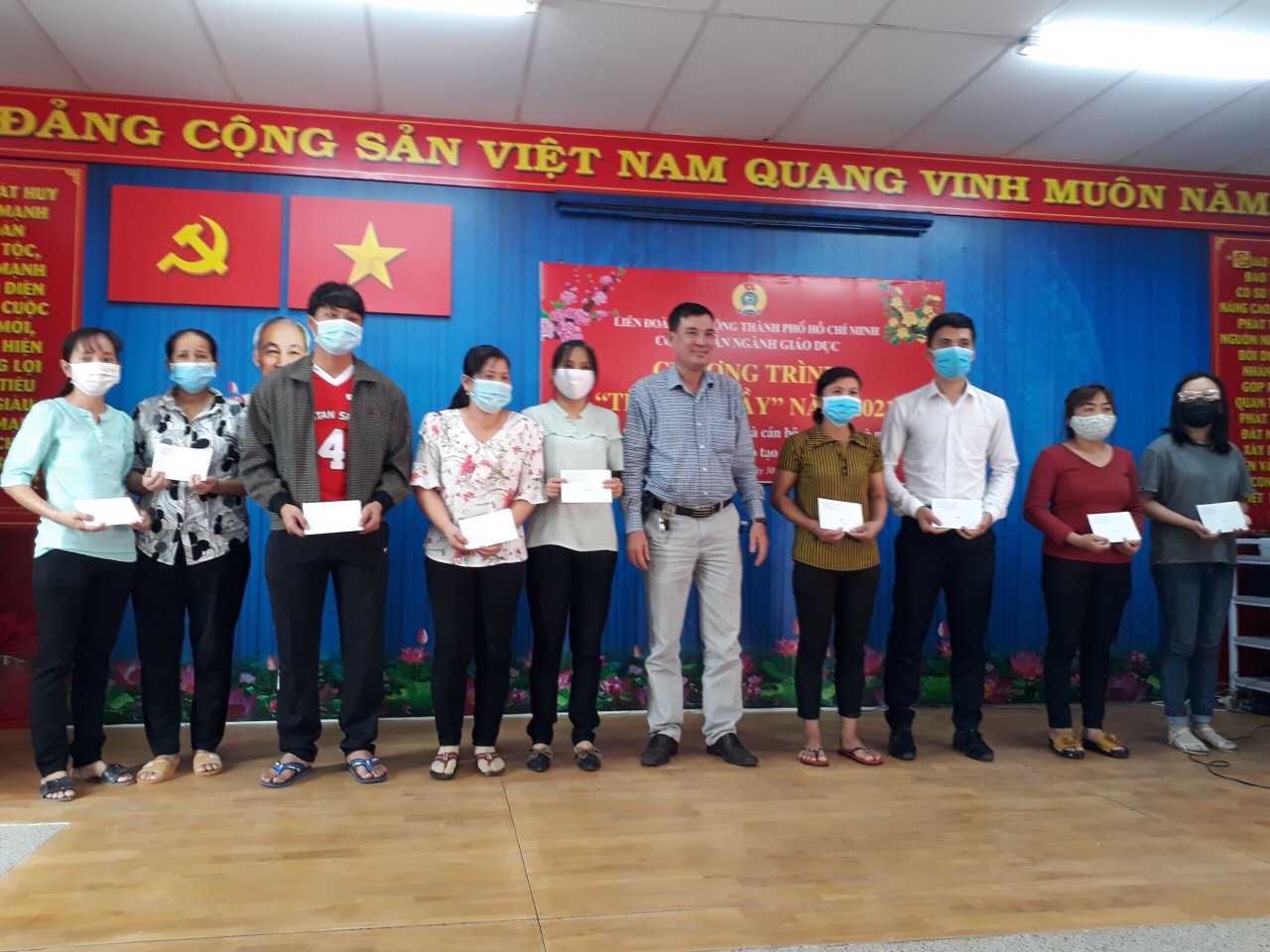 Tặng quà Tết cho đoàn viên bệnh hiểm nghèo tại huyện Củ Chi, Hóc Môn