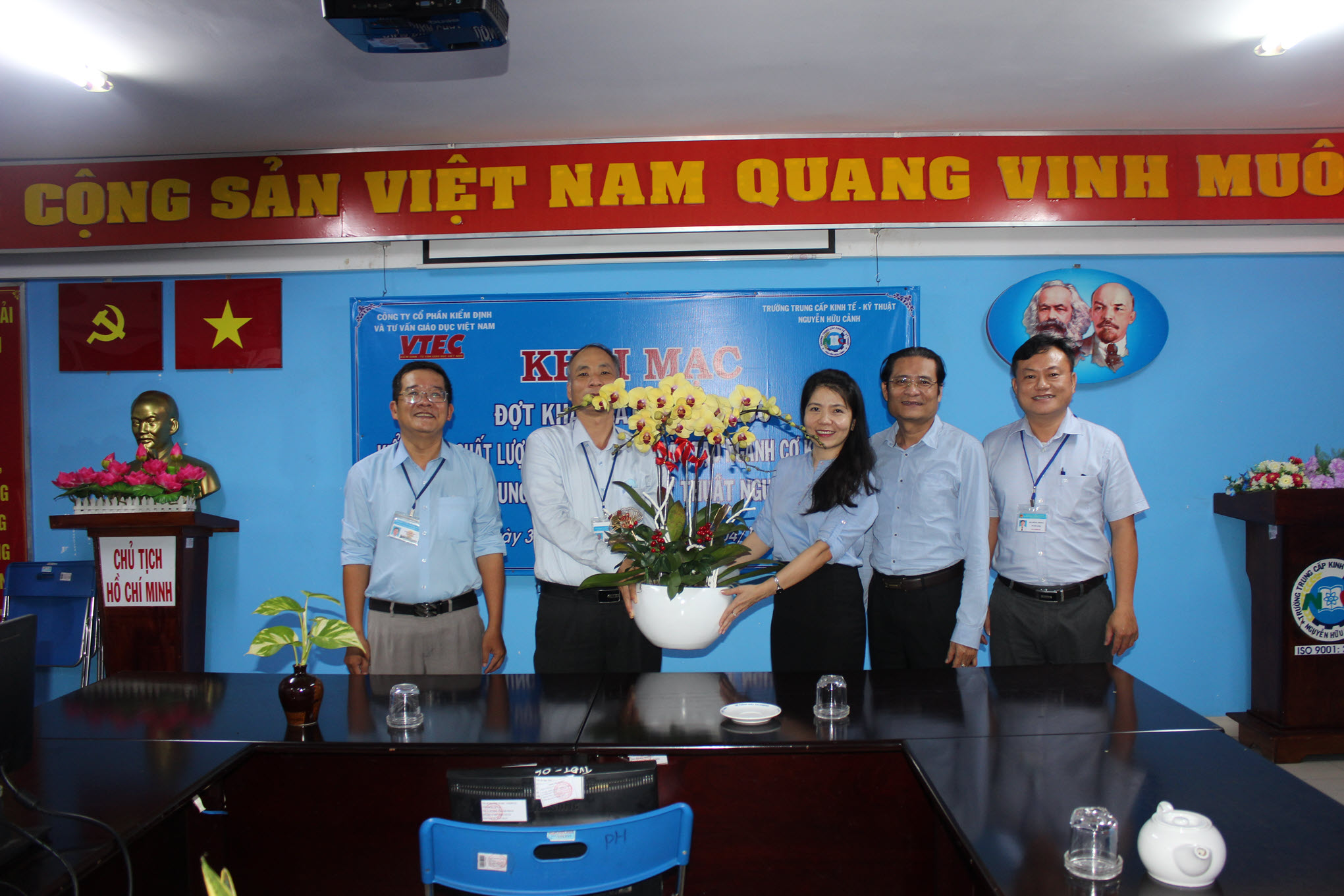 Lãnh đạo Sở  Thương binh và Xã hội  đã đến thăm, tặng hoa chúc mừng nhân kỷ niệm 40 năm Ngày Nhà giáo Việt Nam (20/11/1982 – 20/11/2022).